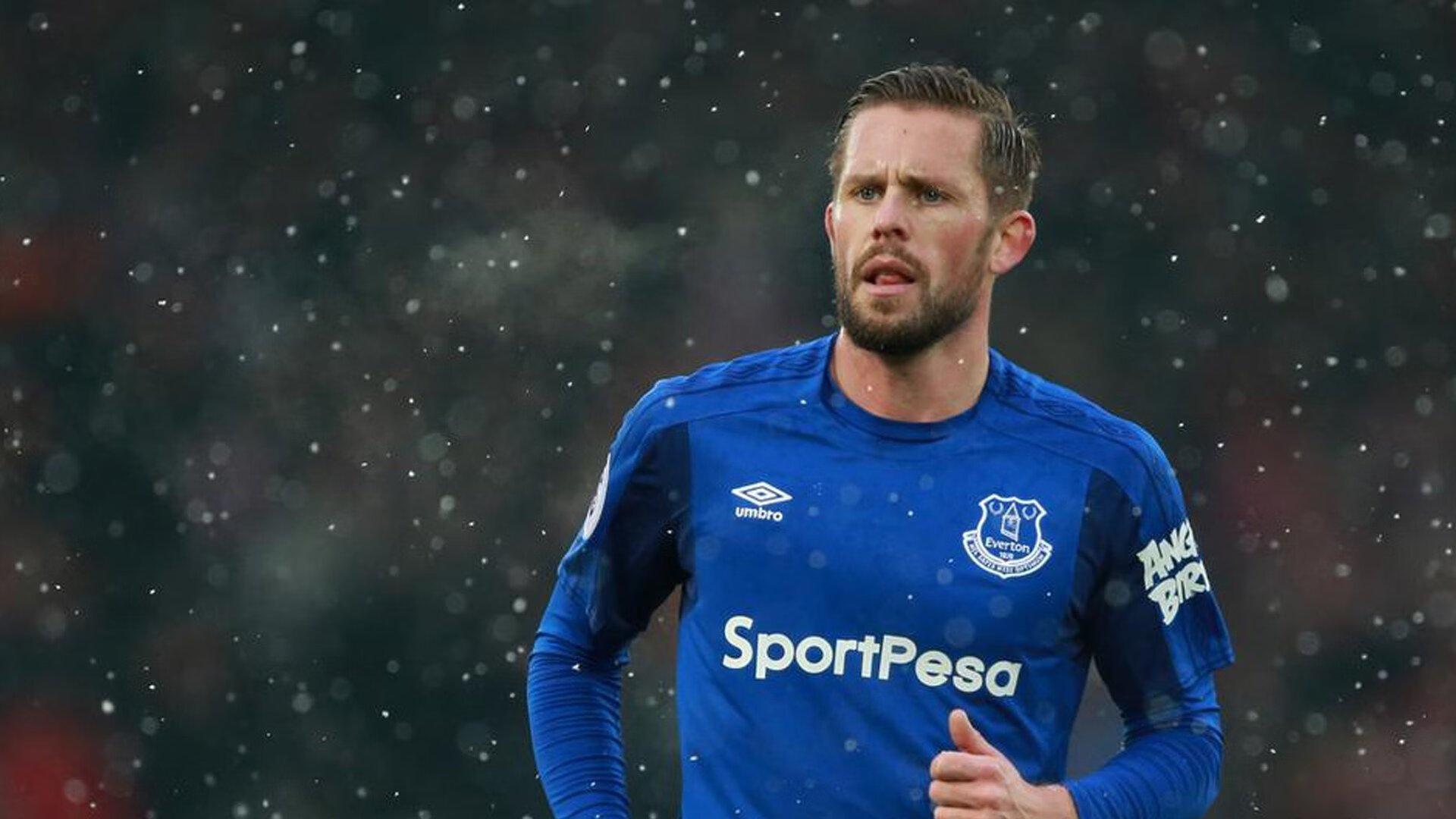 AYX体育官网-“腰旗式美式橄榄球：成都七中东部带来新兴运动挑战”